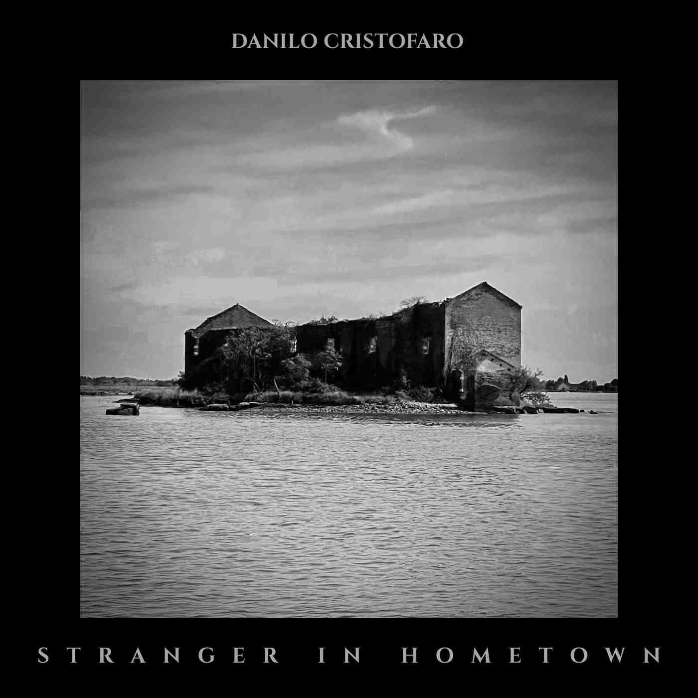 In anteprima solo per il MEI il nuovo video di “Long Way Down”, il singolo di Danilo Cristofaro che anticipa l’uscita del EP  “Stranger in Hometown”.