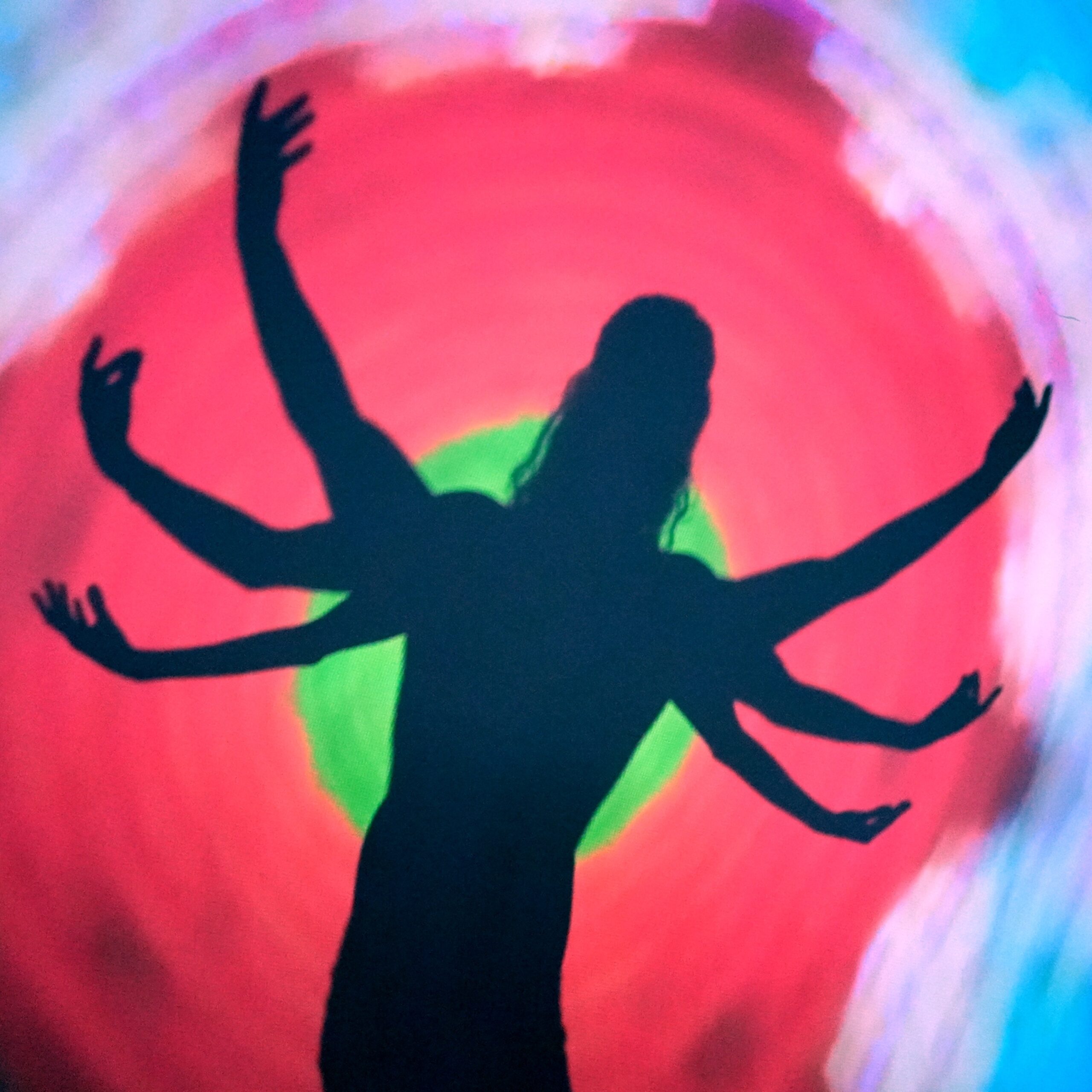 “Spell”: l’incantesimo pop-elettronico con cui Onisco apre il nuovo anno