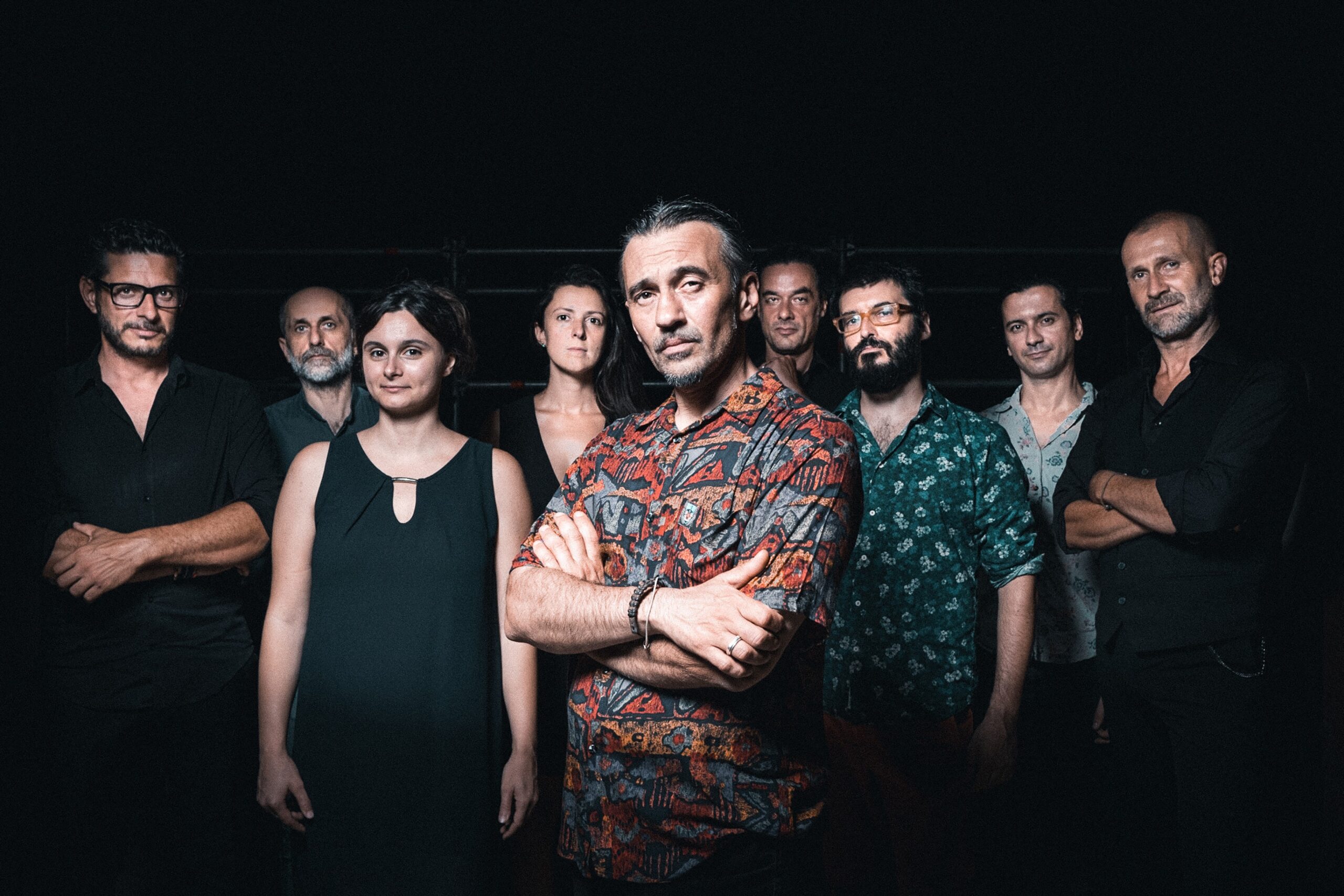 Sabato 24 gennaio al Teatro Bonci di Cesena alle 21 arriva John De Leo con Grande Abarasse Orchestra, il MEI e’ partner e vinci due biglietti con il MEI