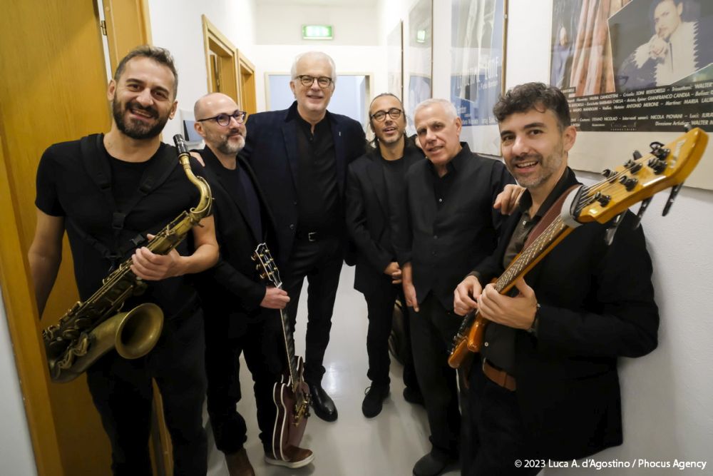 VIVA DE ANDRÉ, Il più importante spettacolo nazionale, ideato da LUIGI VIVA con gli arrangiamenti e direzione musicale di LUIGI MASCIARI, arriva al BLUE NOTE di MILANO il 4 febbraio. Special guest: GIULIO CARMASSI