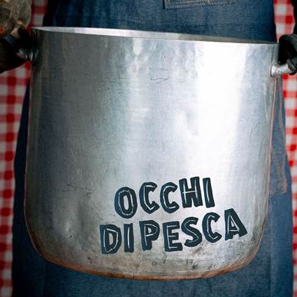  GIOVEDÌ: fuori il 15 gennaio “OCCHI DI PESCA” il racconto di un amore magnetico tra desiderio e distanza