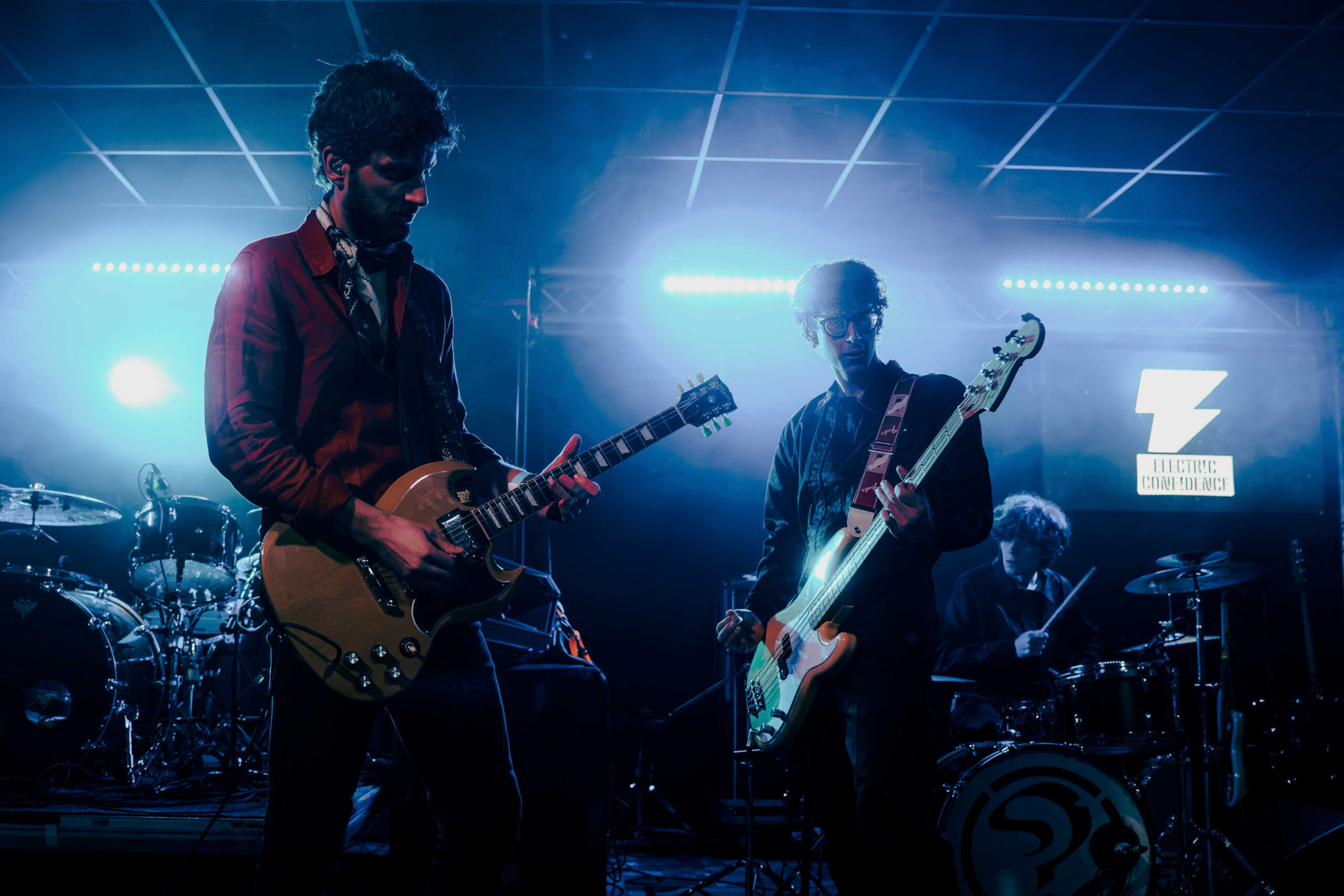 ELECTRIC CONFIDENCE // “Machines don’t Care”. Un grido contro la disumanizzazione dell’era digitale.