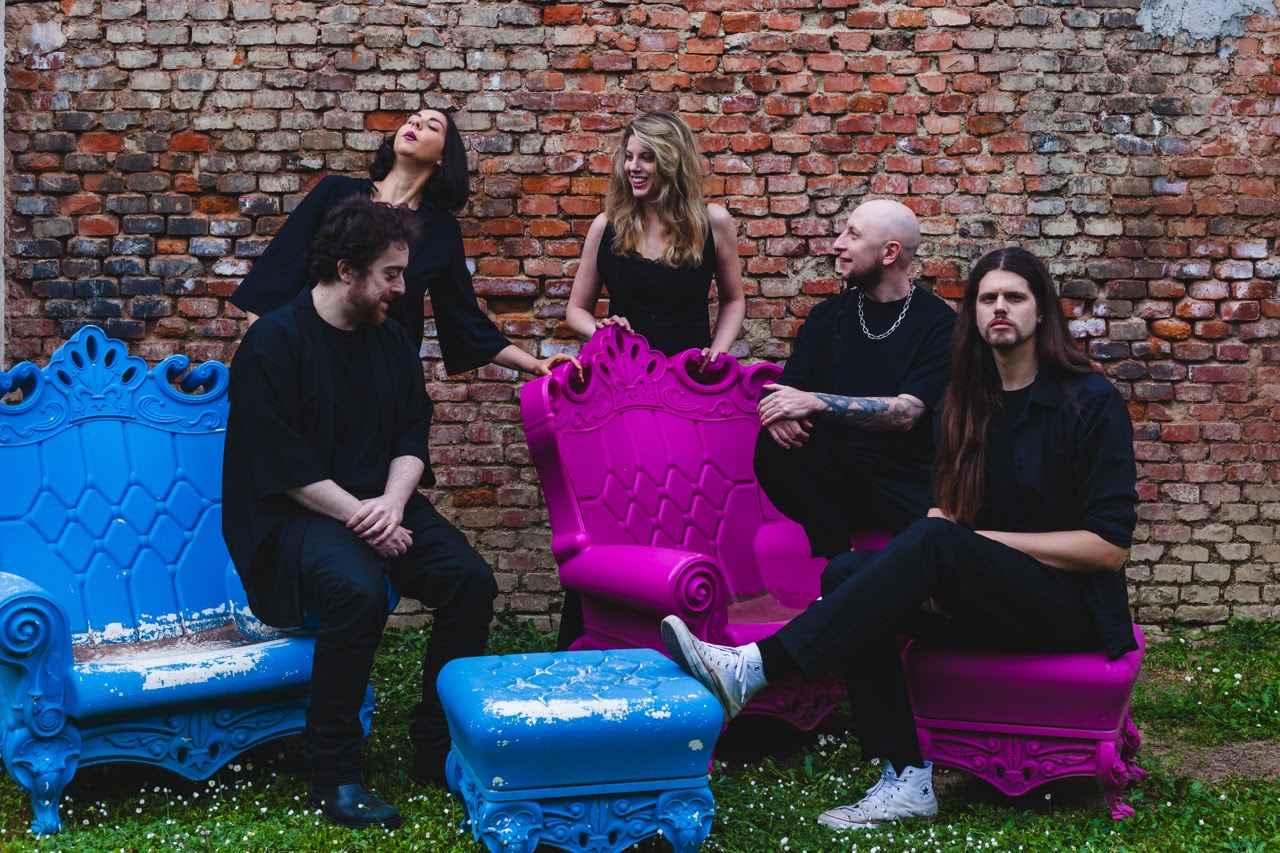 Tornano i BLUAGATA con “Fra la violenza e la gentilezza” dal 16 gennaio.