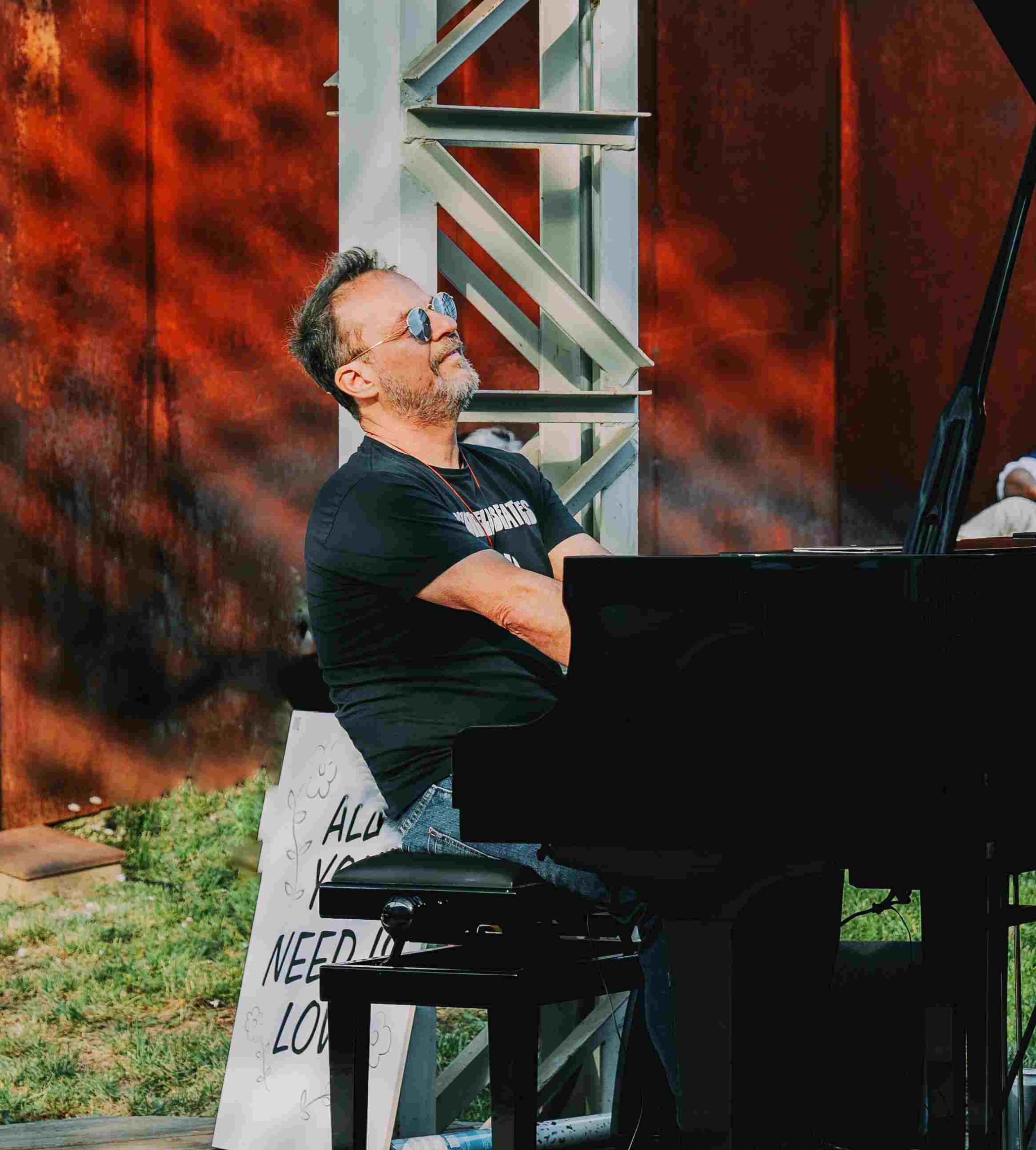 Il pianista e compositore milanese FABRIZIO GRECCHI presenta il suo concerto 