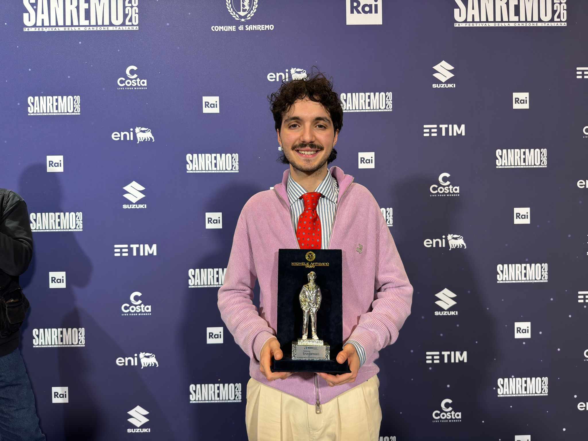 Il cantautore MAZZARIELLO vince la decima edizione del PREMIO ENZO JANNACCI durante la 76ª edizione del Festival di Sanremo per il brano “Manifestazione d’amore”.