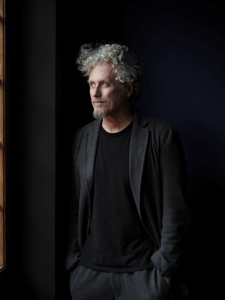 Niccolò Fabi annuncia i primi appuntamenti del tour estivo in prestigiosi luoghi all’aperto e nelle principali rassegne della penisola. 