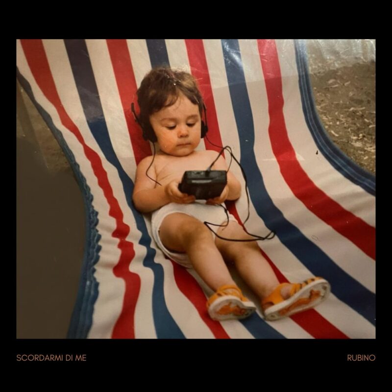 una bambina neonata che ascolta la musica dalle cuffie di un walkman