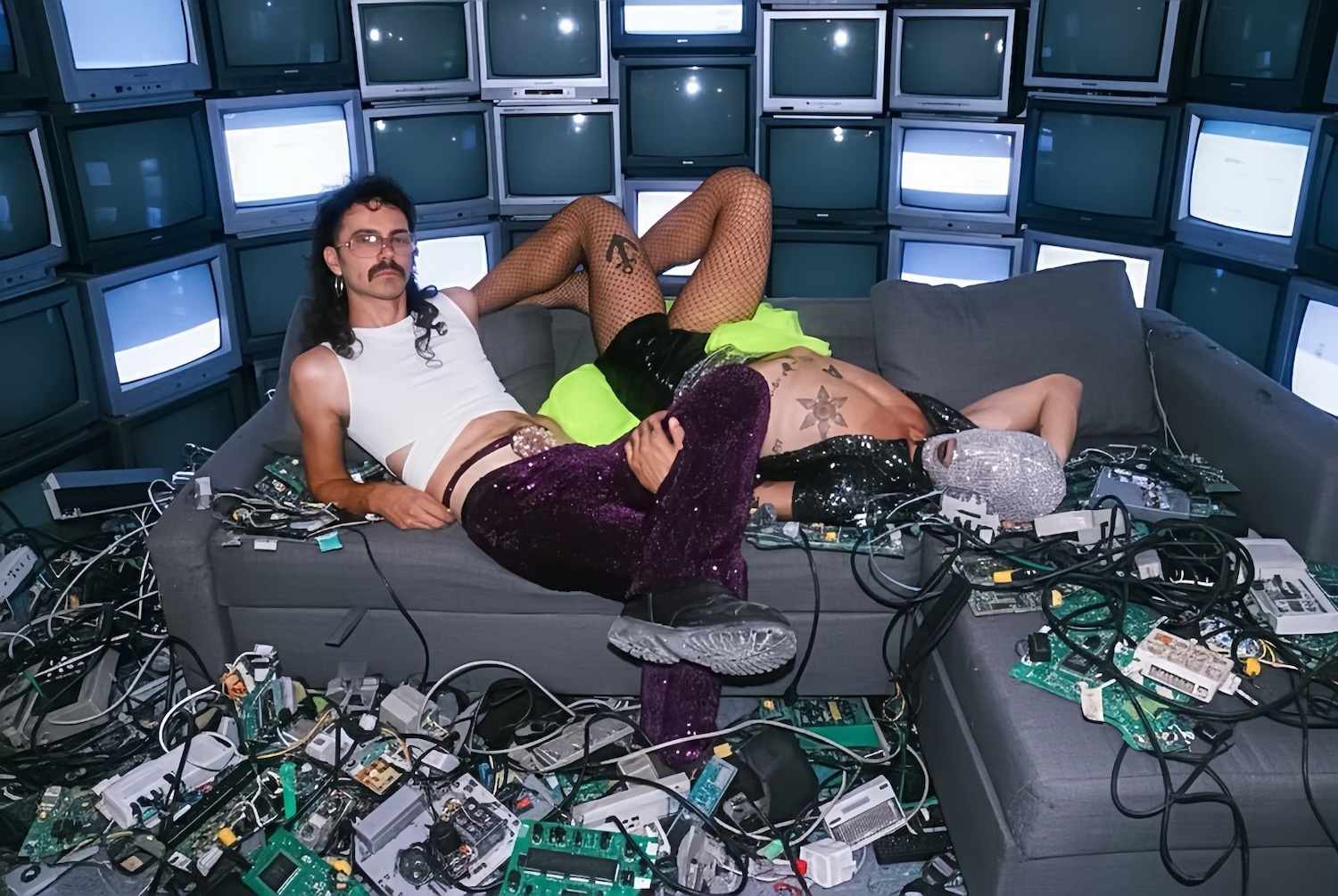 SANTAVIOLA & CALASINA: dentro una società chiusa nei cristalli