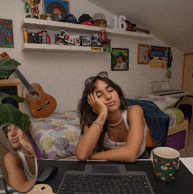 Sedici racconta la fine degli amori sbilanciati in “Stanca”