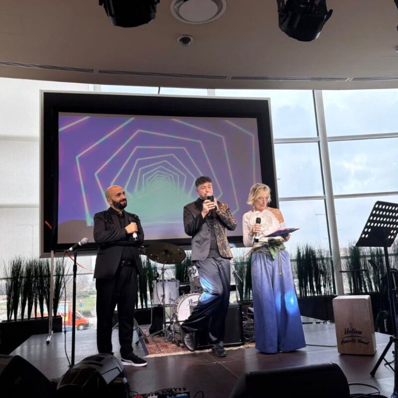 Finale di The Best Talent al Centro Commerciale Punta di Ferro di Forlì con i conduttori sul palco e scenografia luminosa dell’evento musicale.