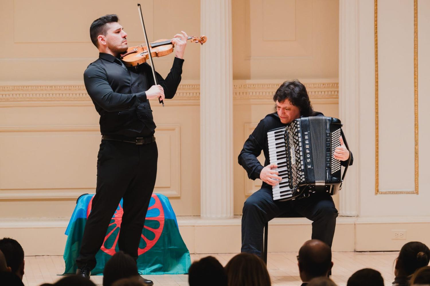 Trionfo alla Carnegie Hall: la memoria dei Rom e Sinti emoziona New York con Gennaro e Santino Spinelli e musicisti dell’Orchestra Europea per la Pace.