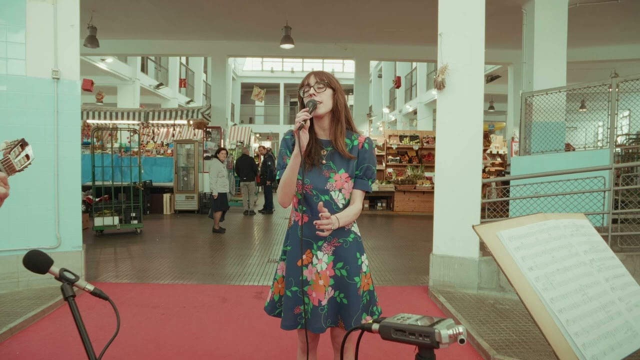 Acqua Distillata canta Ribaltavapori: online la live session de “Il Mercato Degli Abbagli” girata presso il mercato coperto di Trieste.