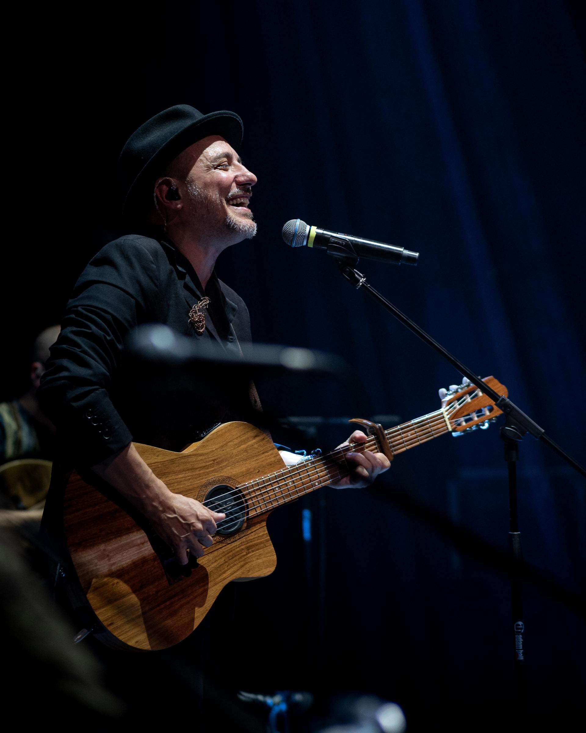  DARIO SANSONE | ESCE OGGI IL VIDEOCLIP DI “RESTIAMO IN PIEDI” | PROSEGUE IL TOUR