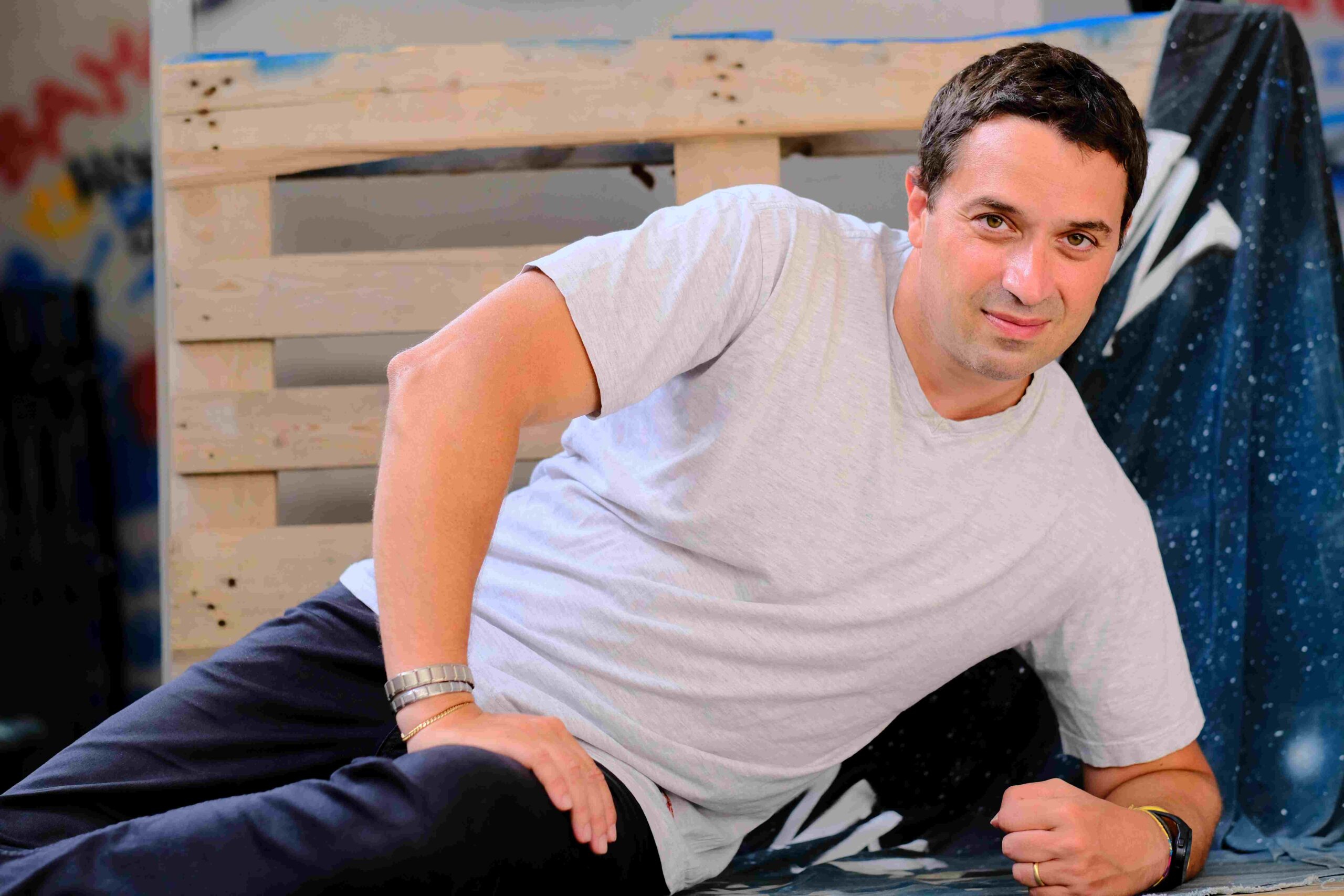 Piero Strada torna nel suo “Labiriliquido”: online il nuovo videoclip ispirato alle Poolrooms