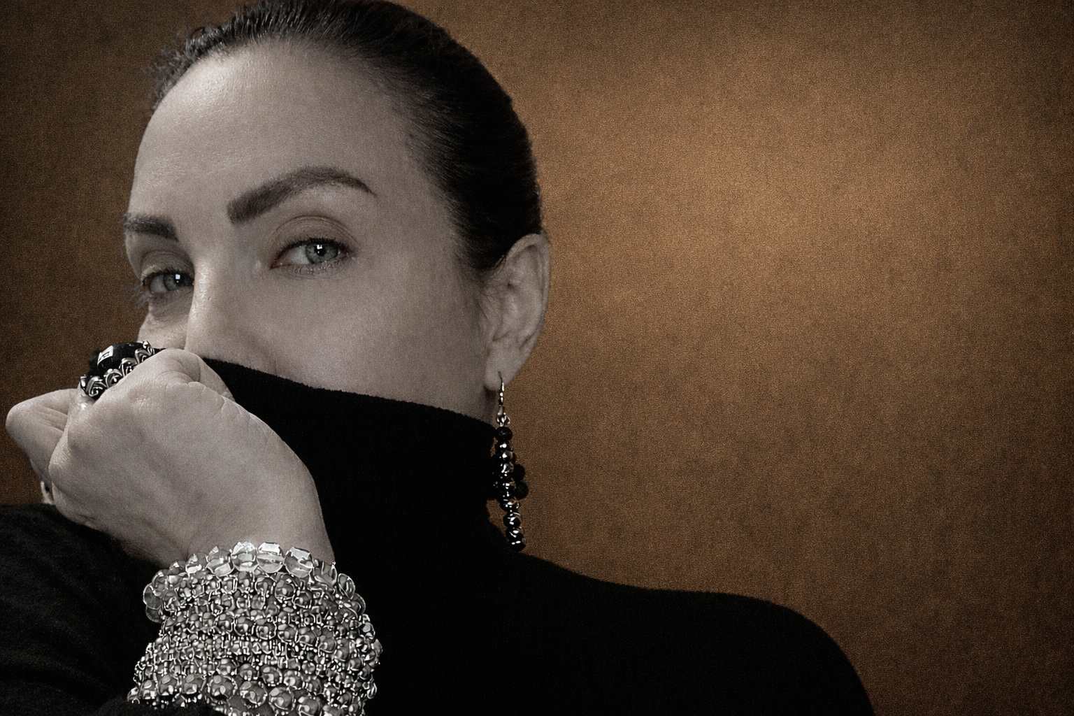 LADY NEMESIS // “IL FILO ROSSO MI HA SFIORATA”. Un racconto pop intenso e cinematografico.