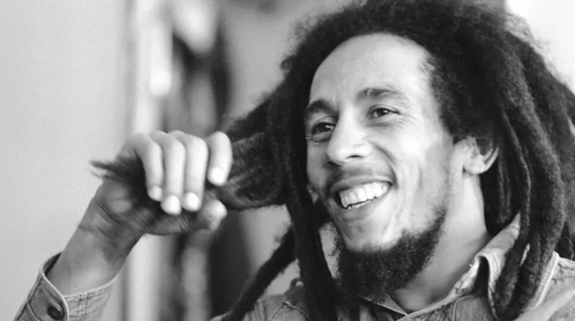 Il rivoluzionario messaggio di “Redemption Song” di Bob Marley e il suo allarme per la tragedia dell’energia nucleare 