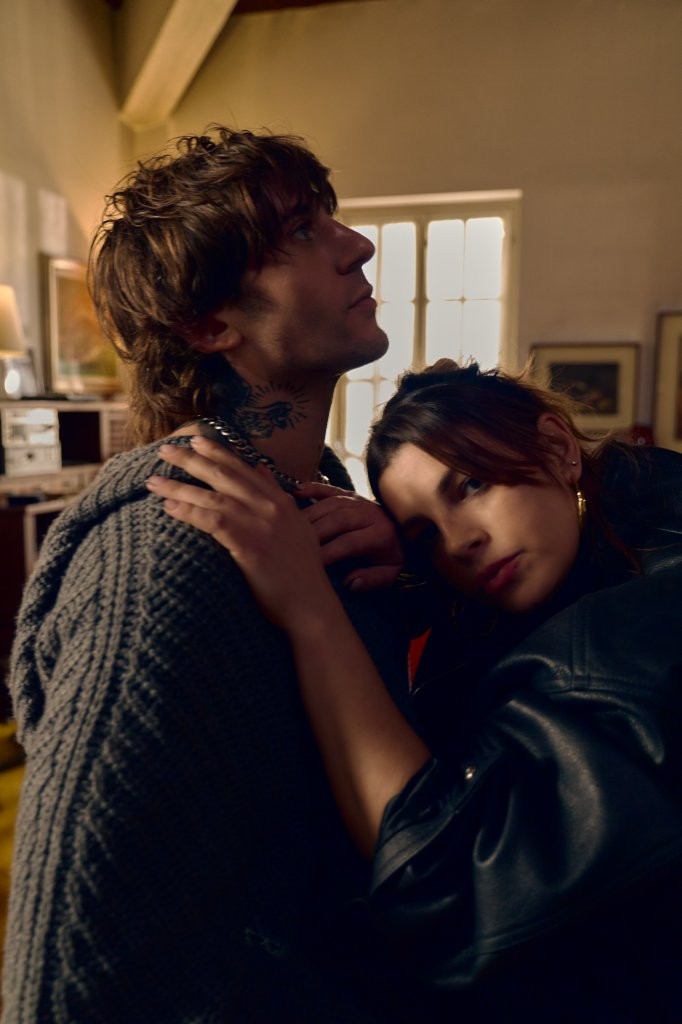 VACCI PIANO” è il nuovo singolo di EMMA feat Rkomi, in radio e sulle piattaforme digitali da venerdì 13 marzo. 