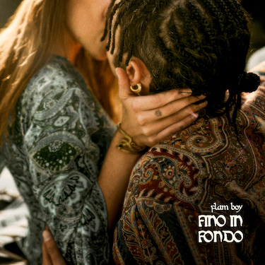 Fuori a mezzanotte “FINO IN FONDO”, il nuovo singolo di FLAM BOY: ci sono storie che non si salvano tornando indietro, ma attraversando tutto.