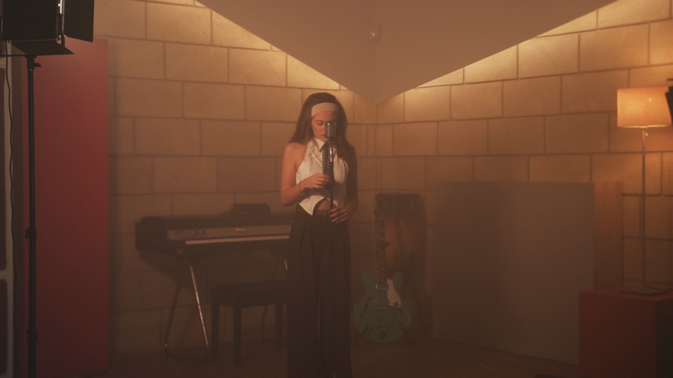 Elisa Benvenuto reinterpreta “il mio canto libero” con un videoclip emozionale