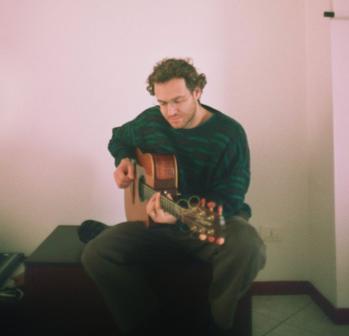 “Kissland” di EMIT: un paesaggio dell’interiorità oltre la forma canzone