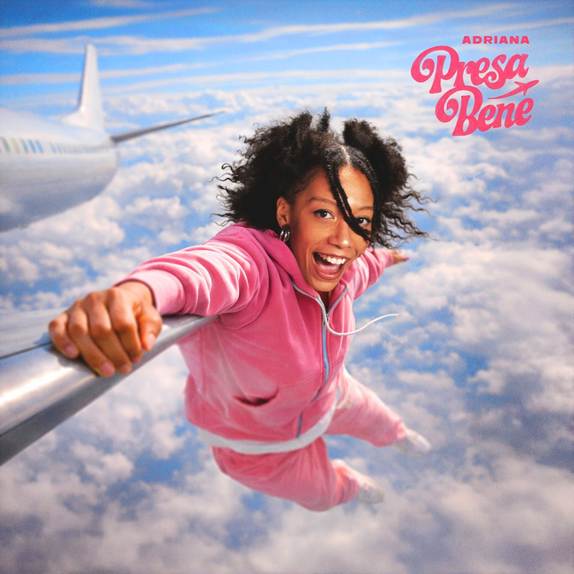 ADRIANA: ci porta nel suo mondo pieno di energia con “PRESA BENE”, il suo primo album fuori ovunque venerdì 20 marzo.