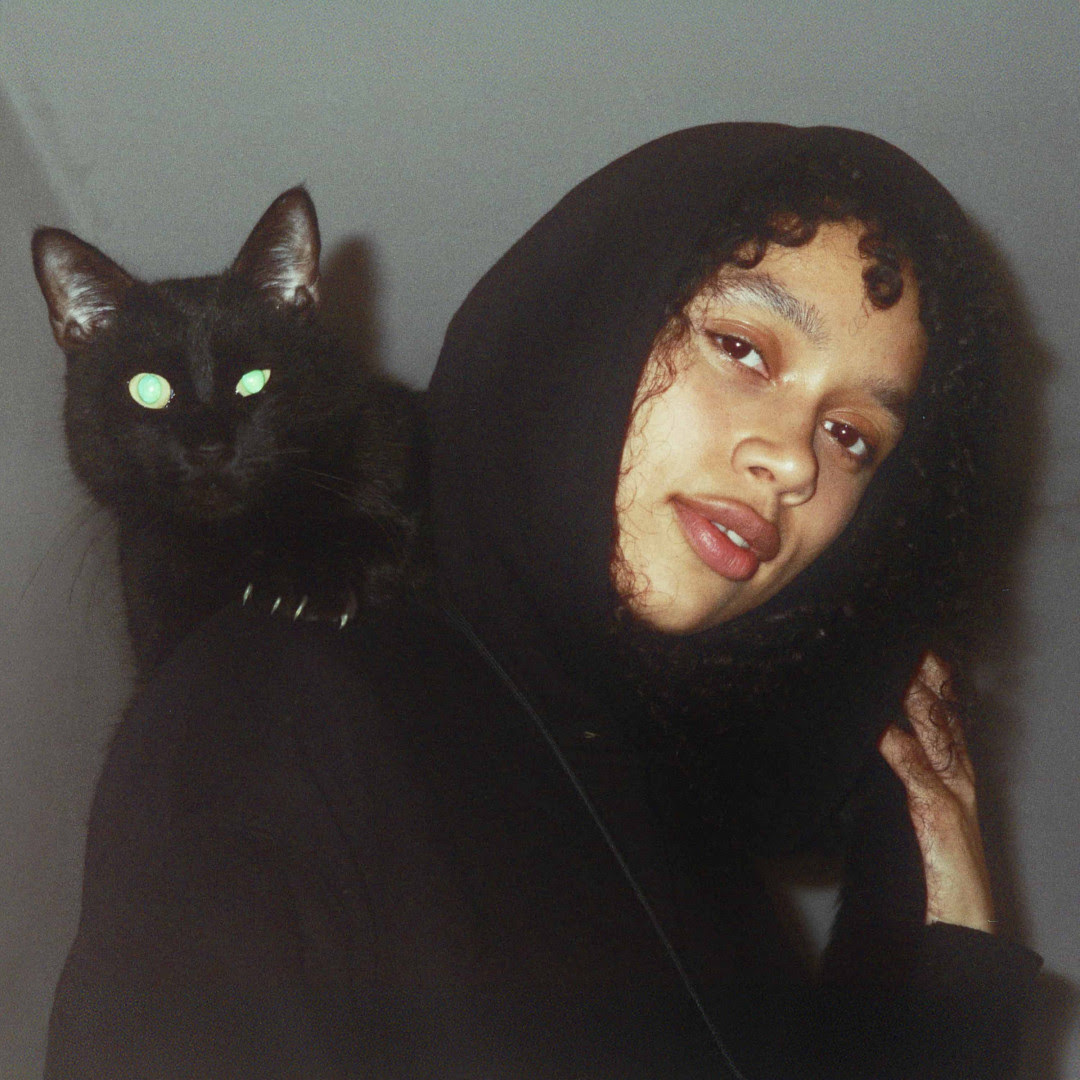 prima stanza a destra: esce oggi “la ragazza che suonava il piano”, il nuovo EP per Sugar Music