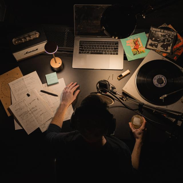 Daniel Dagrezio: “Le mie cinque fasi” è il nuovo album del cantautore lombardo, un viaggio emotivo che attraversa il dolore fino a trasformarlo in un racconto cinematografico.