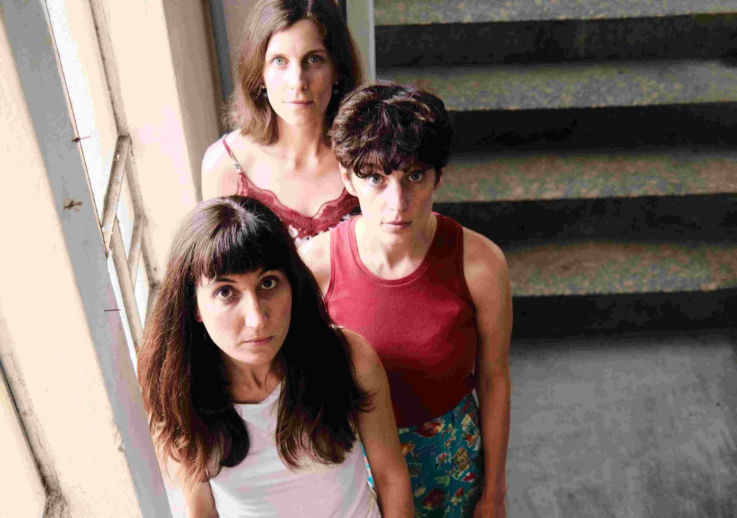 In occasione della Giornata Internazionale della Donna, Beatrice Arrigoni, Maddalena Ghezzi e Francesca Naibo lanciano il progetto “MONOLOGO ADDOSSO”, in uscita l’8 marzo per Habitable Records