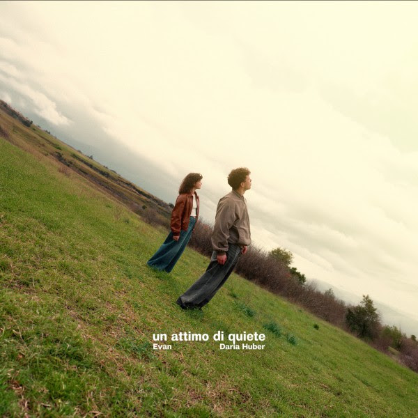 Tra desiderio e paura: “Un attimo di quiete”, il nuovo singolo di Evan e Daria Huber