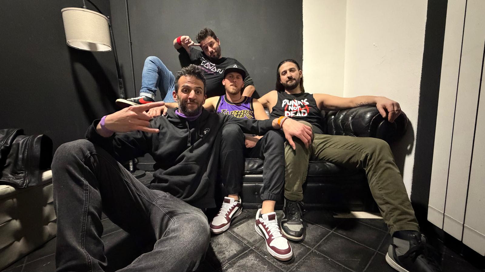 TALIA CAVASU // “TIK TOK”. La dipendenza della generazione social tra ironia e pop punk