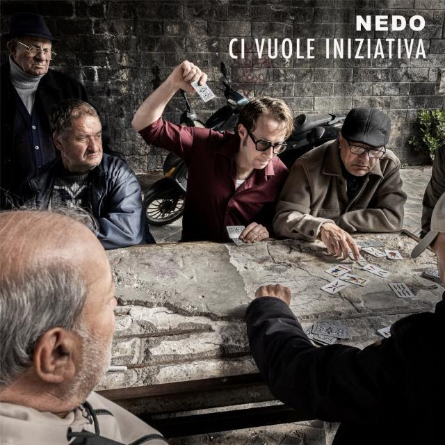 Nedo: esce il 5 marzo “Ci vuole iniziativa”, il disco d’esordio del cantautore friulano. Un attraversamento emotivo tra cadute, ripartenze e verità che non si possono evitare..
