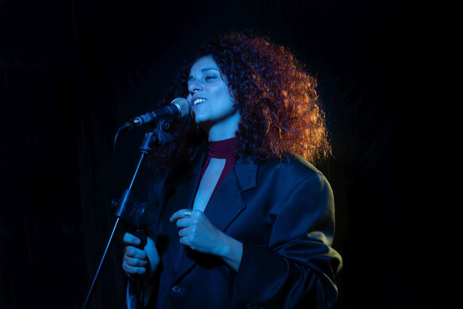 Alessandra Ponente e “Malelingue”: il suono viscerale che cresce tra ombre, corde e memoria