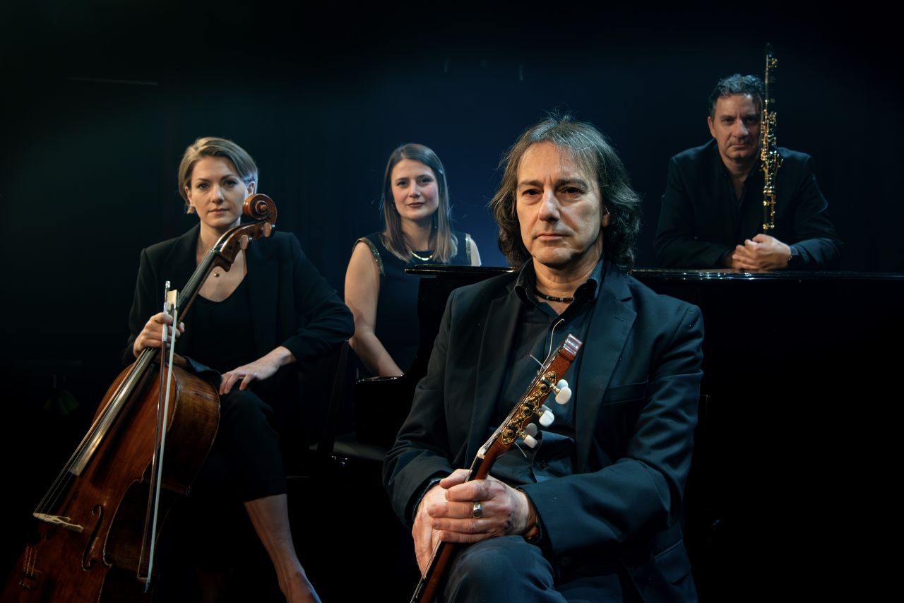 Proseguono le date italiane del tour “LA VITA È BELLA COSÌ COM’È TOUR 2026” di PIPPO POLLINA. Domani Bollate (Milano), poi Roma, Bologna e Bergamo.