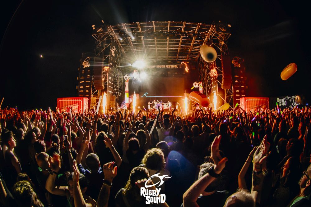 La 25° edizione del RUGBY SOUND FESTIVAL, con una lineup ricca ed eclettica, si conferma tra gli appuntamenti musicali più coinvolgenti dell’estate.