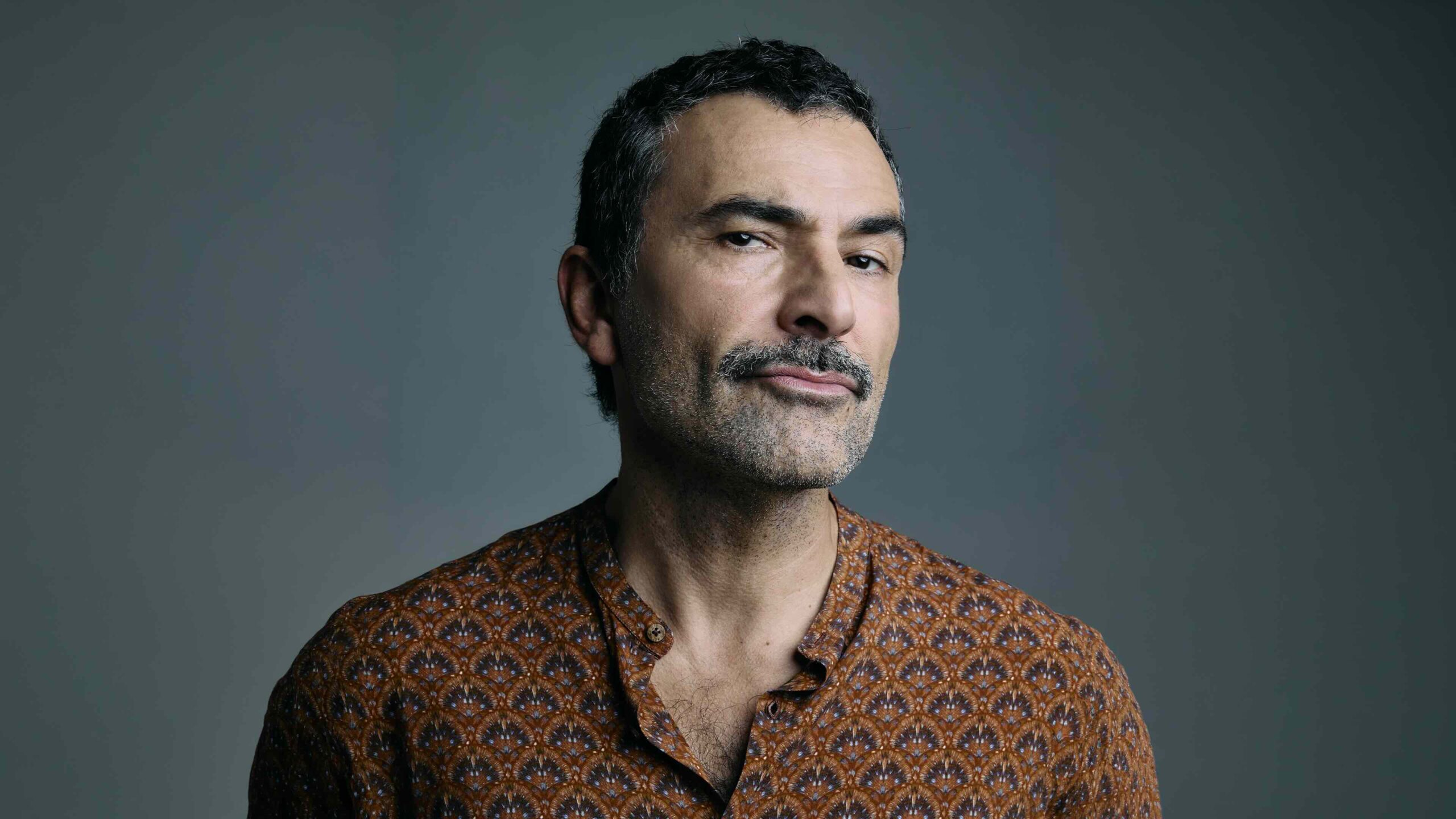 RIKI CELLINI: giovedì 23 aprile al Bravo Caffè “L’estate tutto l’anno”, il concerto acustico del cantautore