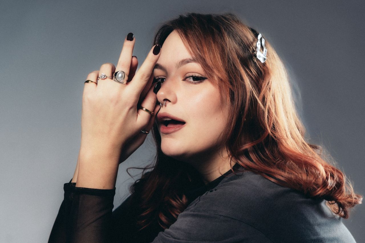 Continuano gli appuntamenti live di SKEYE: la cantautrice sarà protagonista il 16 aprile a CASATENOVO (Lecco) e il 18 aprile a MILANO