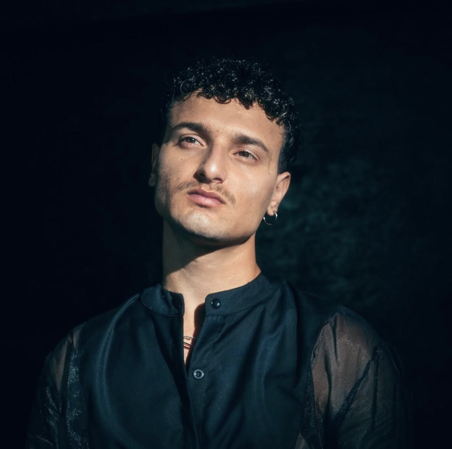 “Urlami addosso” di Mones: quando il dolore diventa l’unico modo per restare vivi