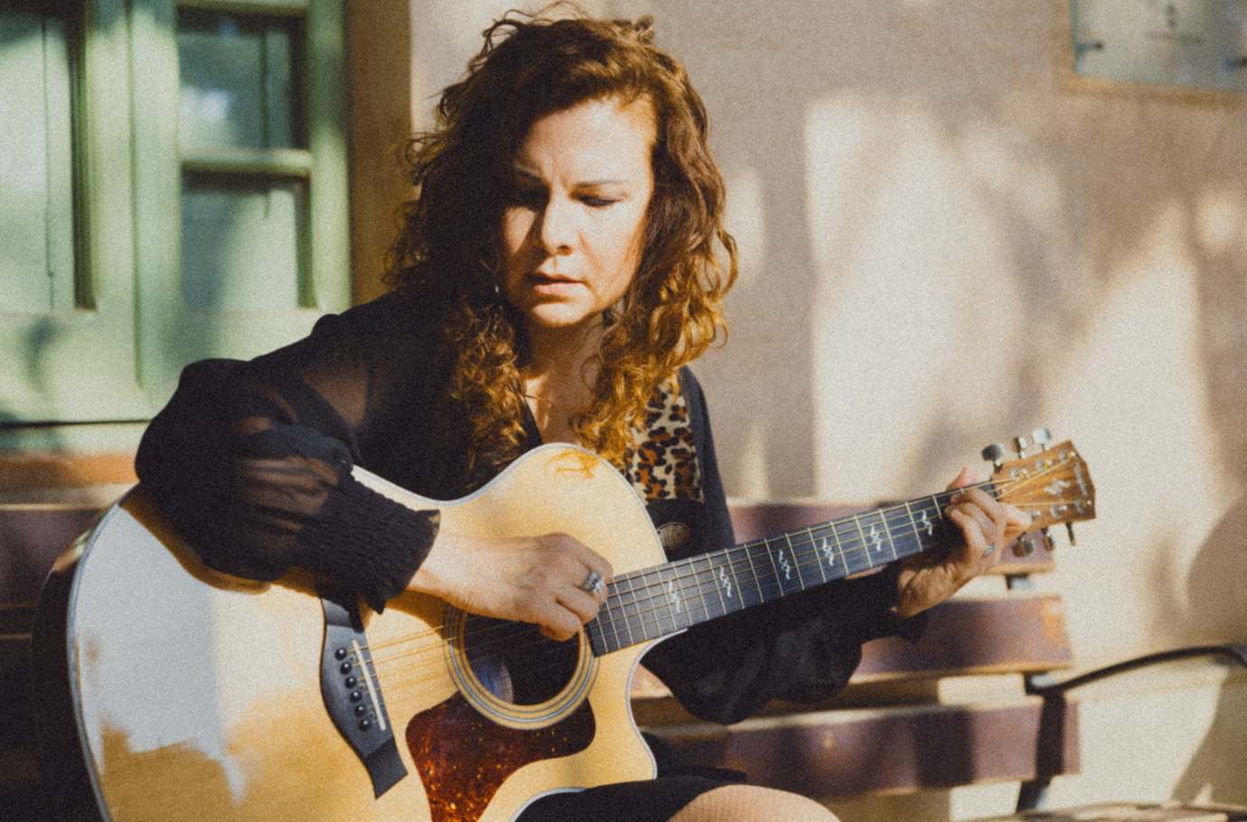 Elena Ley: in anteprima il video di “Multitasking Queen”