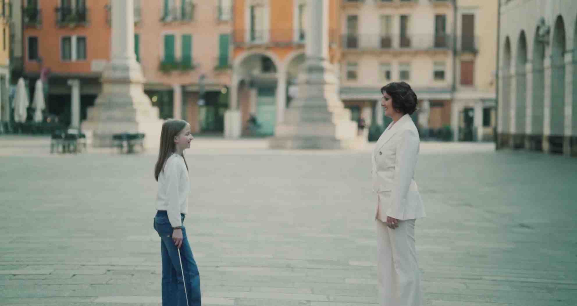 Ilaria Gusella, “Con passo leggero”: un videoclip che trasforma la fragilità in movimento