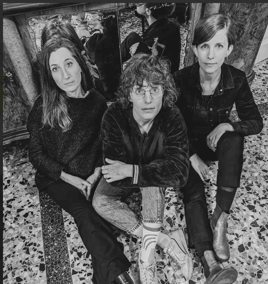 “Monologo Addosso”, quando la parola si fa materia sonora: intervista a Beatrice Arrigoni, Maddalena Ghezzi e Francesca Naibo