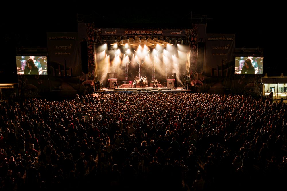 Nel cuore verde del Parco delle Caserme Rosse di BOLOGNA, torna uno degli appuntamenti più attesi dell’estate musicale: Sequoie Music Park, la rassegna musicale che unisce artisti del panorama nazionale e internazionale. 