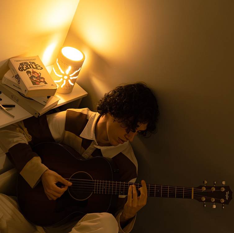 CAFFA: “se prendo la penna” è il nuovo singolo di CAFFA, disponibile da oggi su tutte le piattaforme digitali