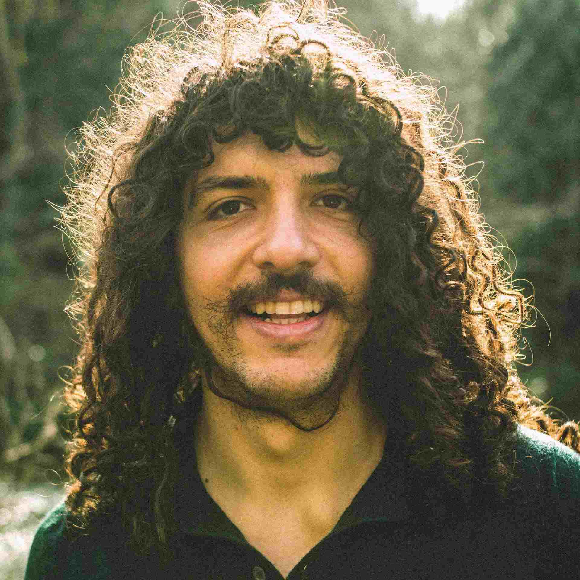 GUSTAVO | Esce l’8 aprile “VI ODIO TUTTI” il nuovo singolo