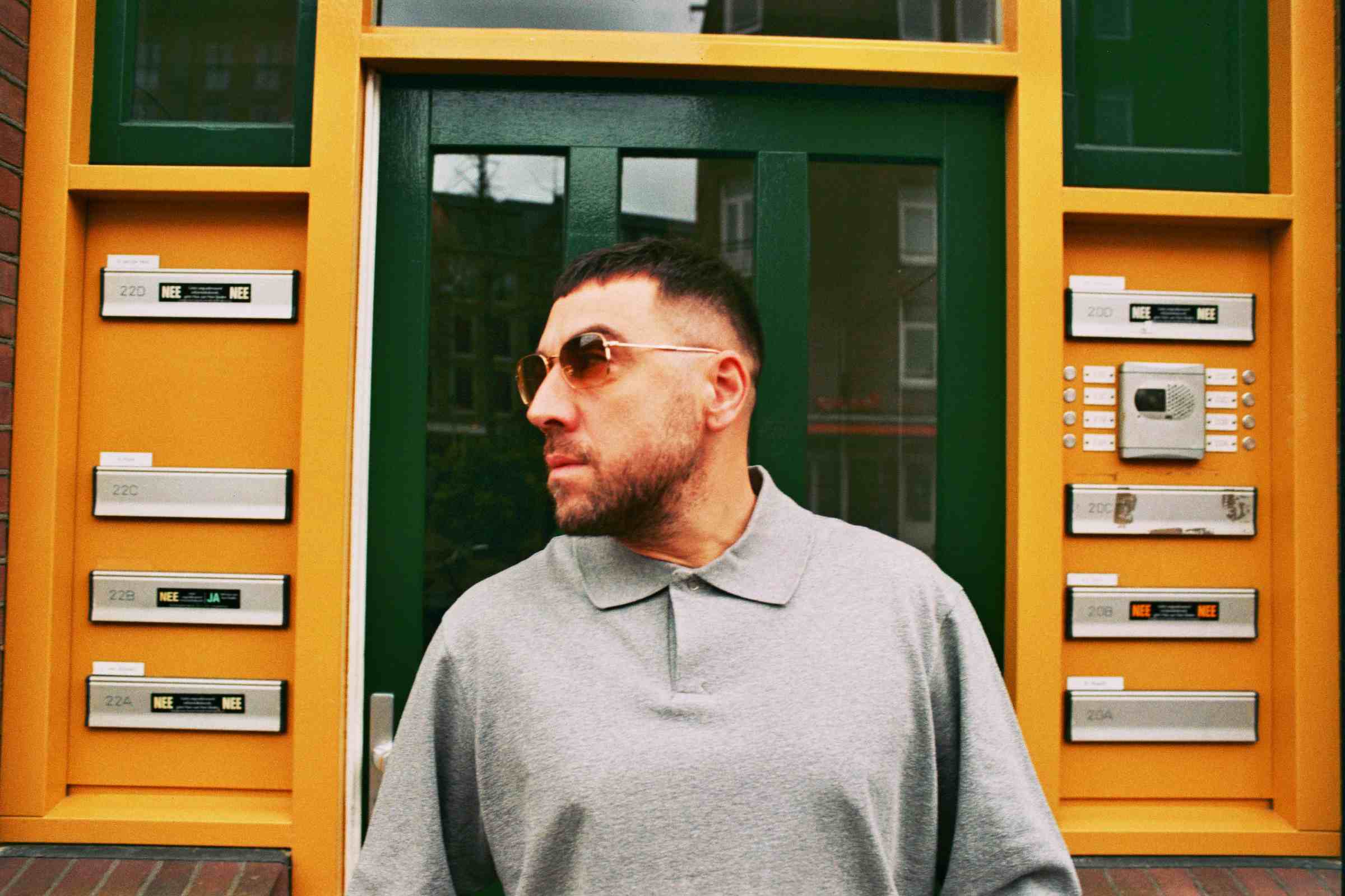 COEZ_Fuori e in rotazione radiofonica dall’8 maggio CI VUOLE UNA LAUREA (from the Netflix Series “Due Spicci”)