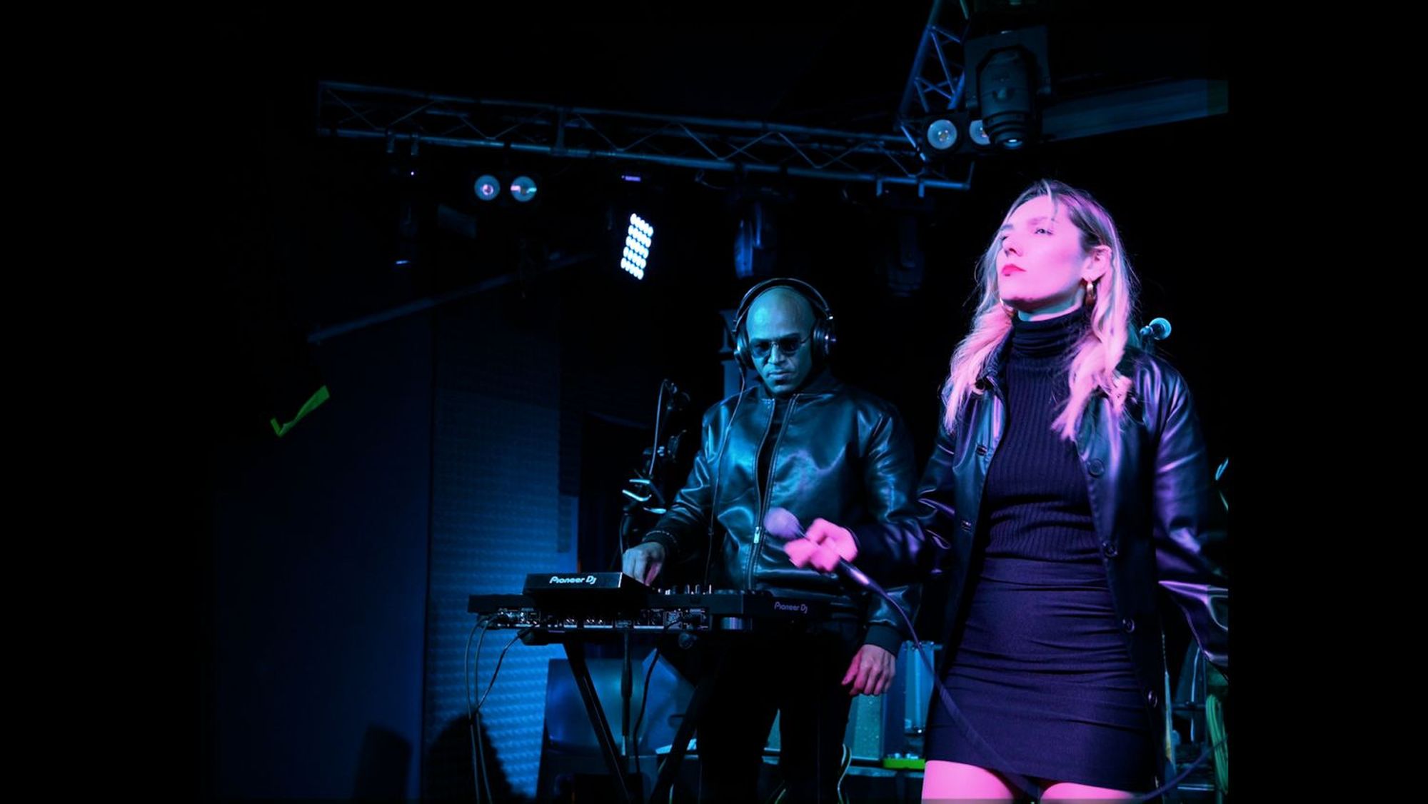 Disponibile in radio e in digitale “ORBITA”, il nuovo singolo dei DÈMODÈ, il duo musicale che unisce dance e folk.