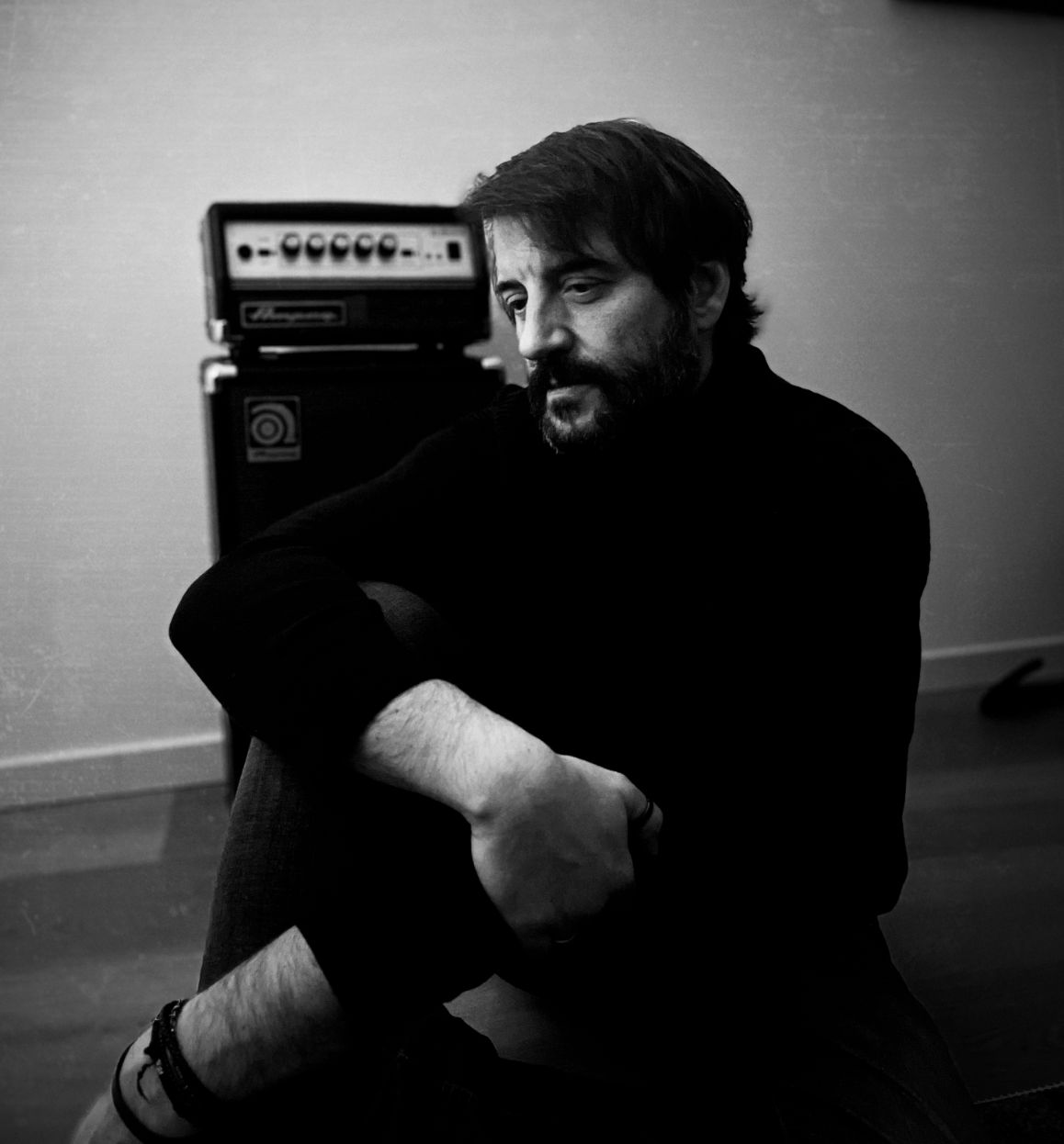 [lessness], l’oscurità della notte si trasforma in desiderio: in anteprima il video di “Hold me”