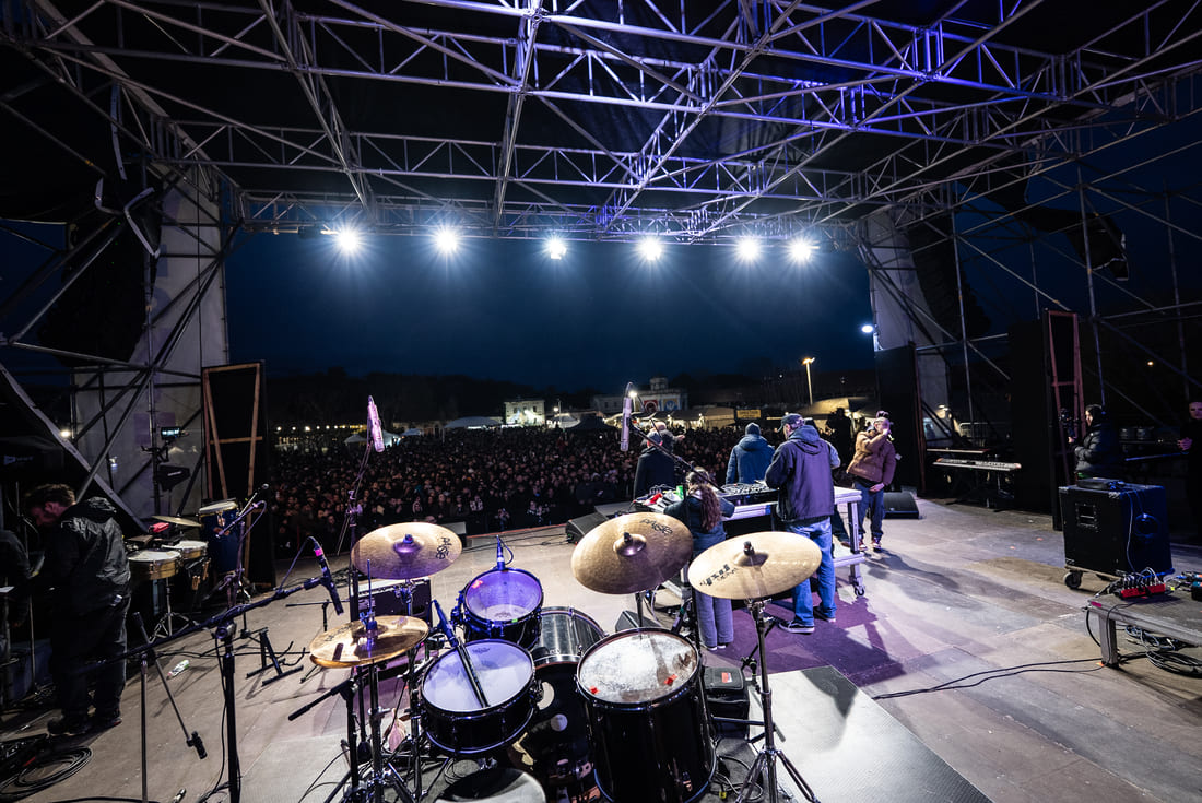 Testaccio Estate 2026: Zen Circus, Sud Sound System, Nada, Gemello, Omar Pedrini, Quintorigo, Fabio Celenza e i grandi format generazionali. Dal 1 giugno alla Città dell’Altra Economia, musica, food, comunità e culture urbane
