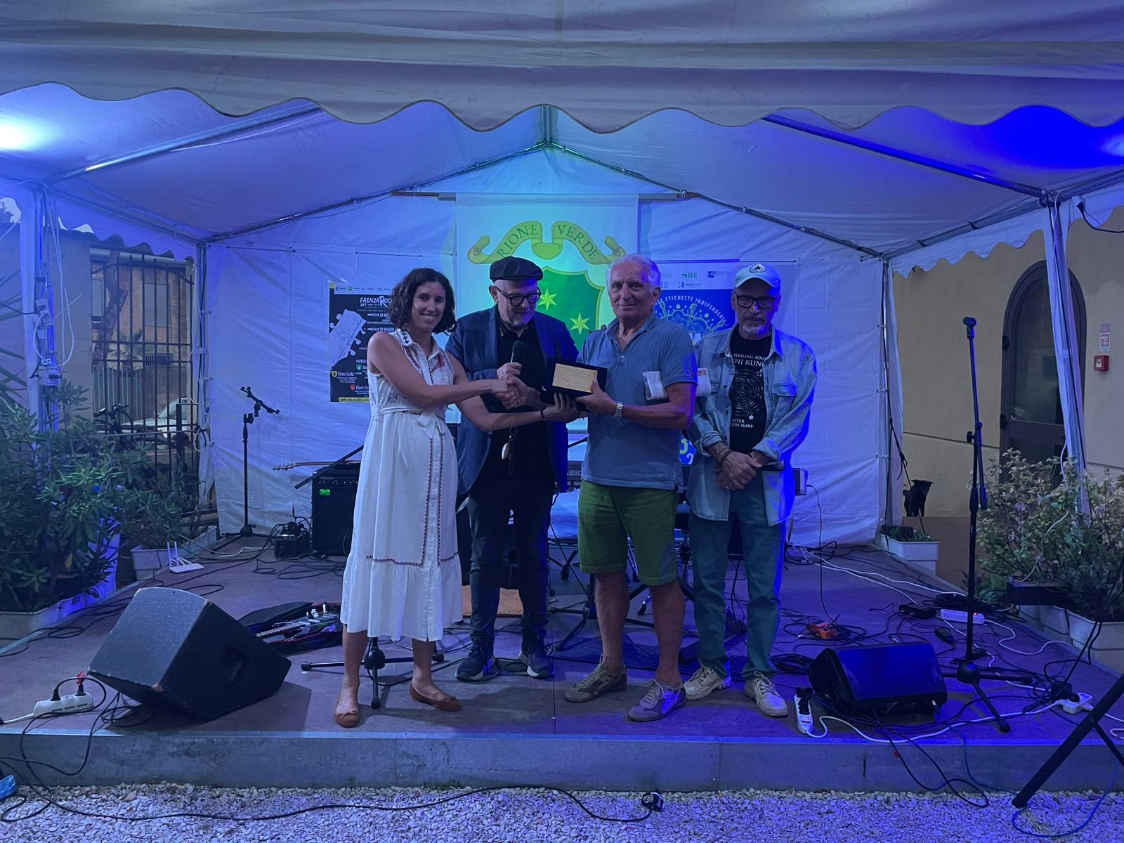 Faenza Rock 40 anni: continuano le tappe di grande successo del contest che compie 40 anni. Ieri sera la Neo Assessora alla Cultura Giulia Bassani ha consegnato la targa a Luciano Dal Borgo del Rione Verde a memoria della prima tappa di Faenza Rock
