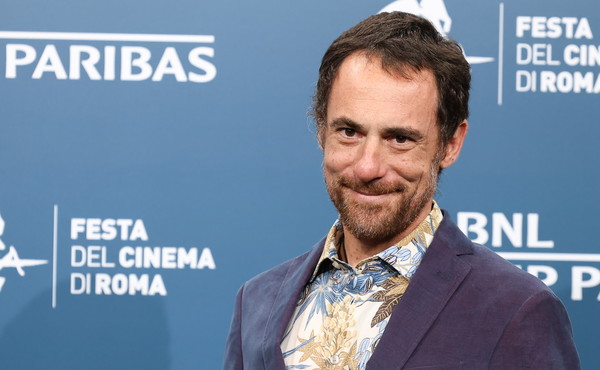 Elio Germano e la cooperativa rossa degli artisti battuti al Consiglio di Stato. Vince Netflix