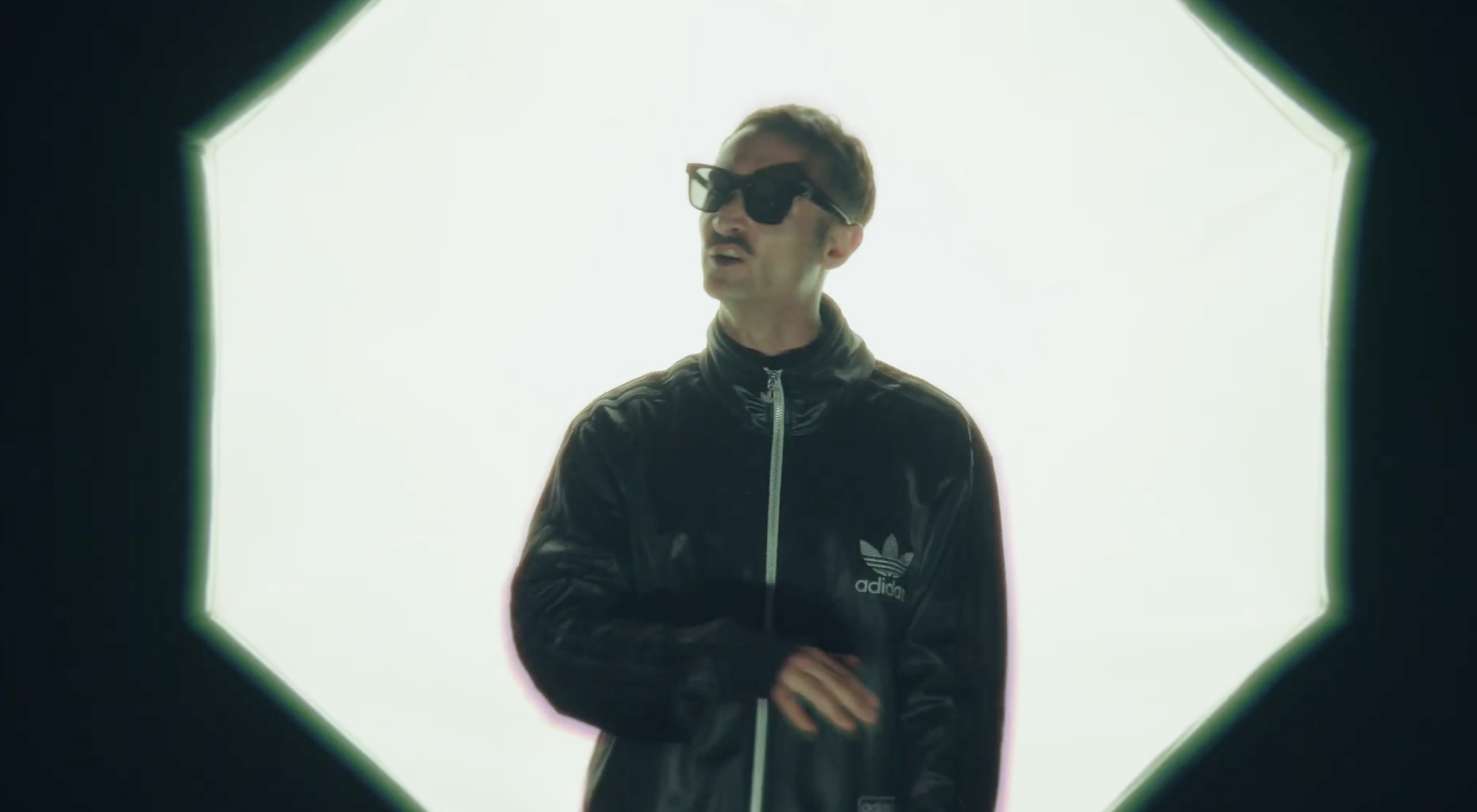 Rocket B accende la luce con “Restiamo qui”: il nuovo singolo tra house, rap e dance